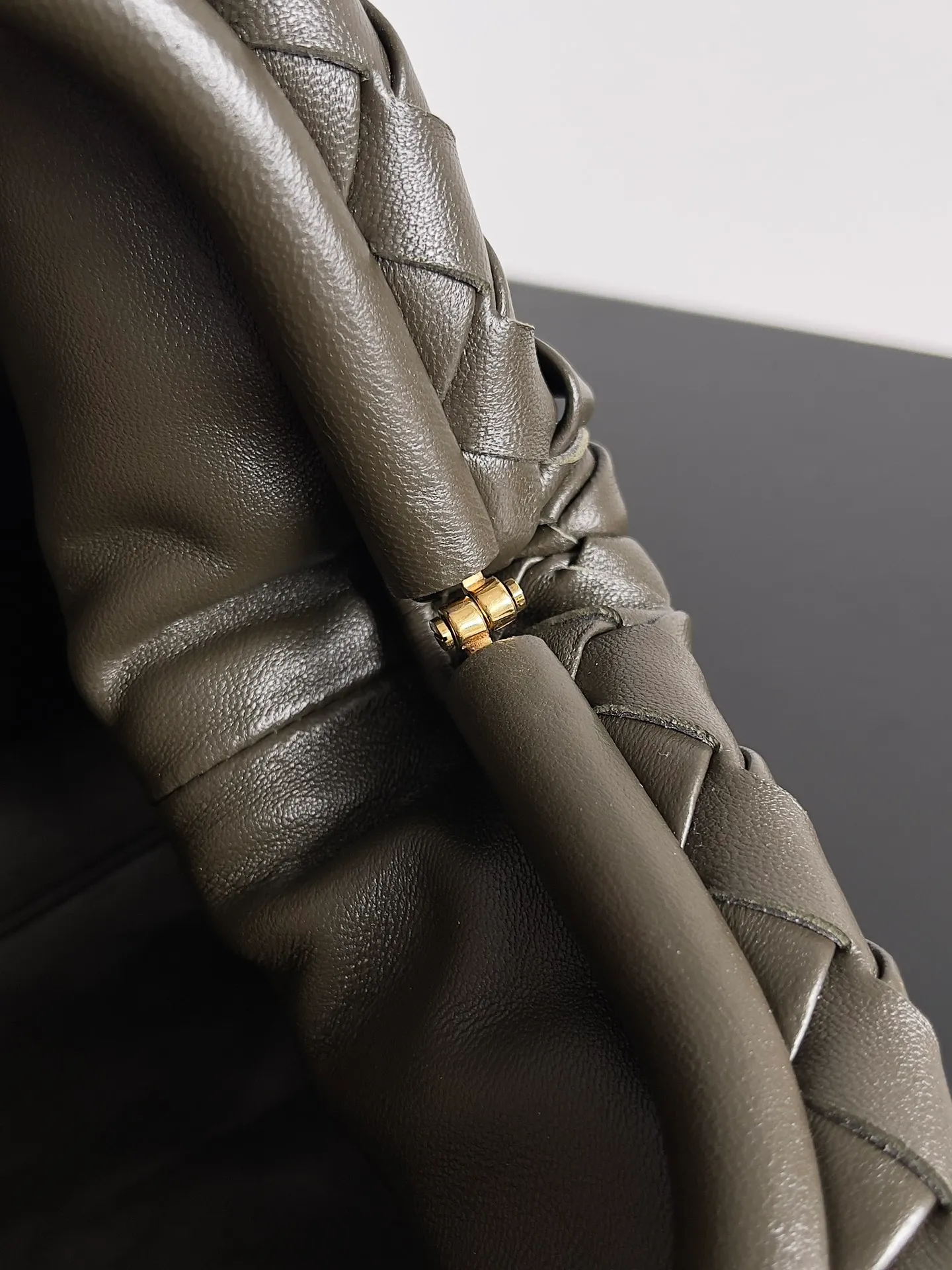 Batch 2260 BOTTEGA VENETA Lady's LAUREN CLUTCH Chain Clutch was inspired by 40 years ago. It is a perfect fusion of classic and modern bags. It is effortless and fashionable for any occasion and at any time. The newly added detachable metal chain allows people to have more ways to carry it. It is grand and elegant. Style No.: 785807 Size: 31.5*16.5*11cm